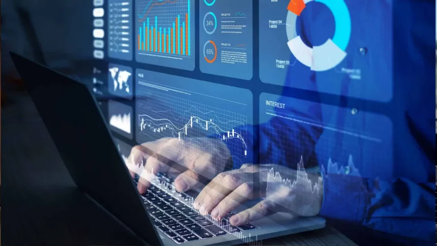 Analista Trabalhando Com Relatório Financeiro E Painel De Análise De Negócios Em Laptop Para Examinar Dados Financeiros Com Kpis E Métricas. / Crédito: Nicoelnino (Shutterstock)