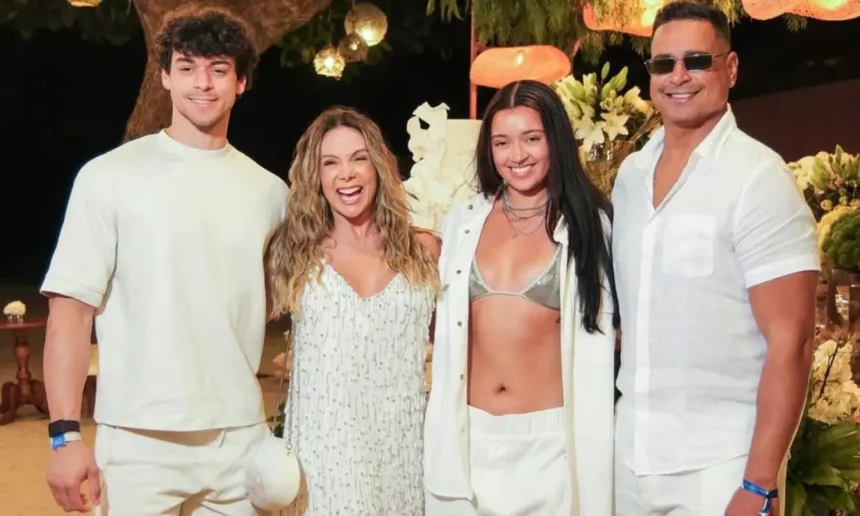 Com Beijão Em Vídeo, Filha De Xanddy E Carla Perez Anuncia Namoro