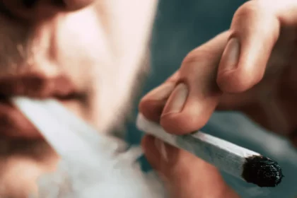 Pessoa Fumando Maconha (Imagem: Shutterstock/Dmytro Tyshchenko)