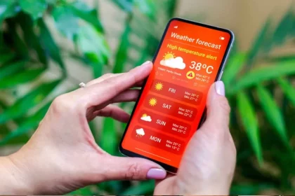 Mulher Checando Temperatura No Celular - Imagem: Alex Photo Stock/Shutterstock