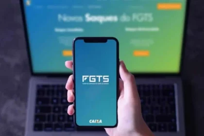 Pessoa Acessando O App Do Fgts - Imagem: Eliseu Geisler/Shutterstock