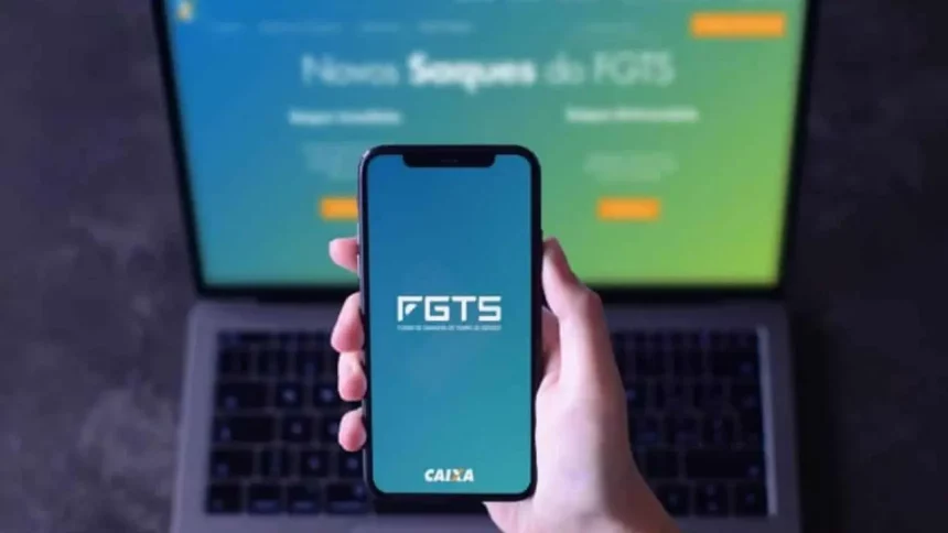 Pessoa Acessando O App Do Fgts - Imagem: Eliseu Geisler/Shutterstock
