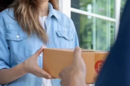 Mulher Recebendo Uma Entrega - Imagem: Shisu_Ka/Shutterstock