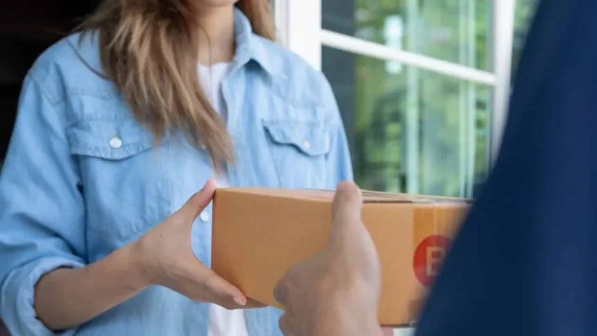 Mulher Recebendo Uma Entrega - Imagem: Shisu_Ka/Shutterstock