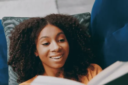Mulher Lendo Um Livro Enquanto Está Deitado Em Um Sofá (Reprodução: Vidi Studio/Shutterstock)