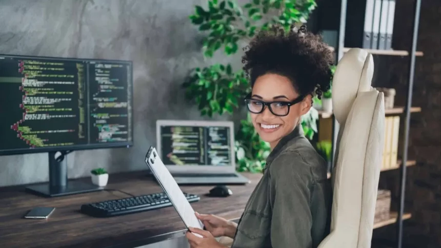 Mulher Feliz Utilizando Computadores - Imagem: Roman Samborskyi/Shutterstock
