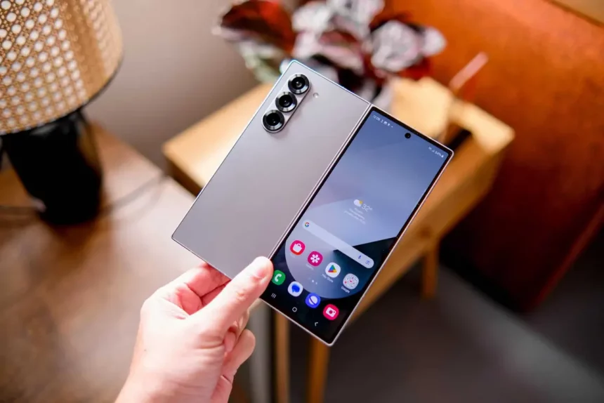 Samsung Galaxy Z Fold 6. Imagem: Framesira / Shutterstock