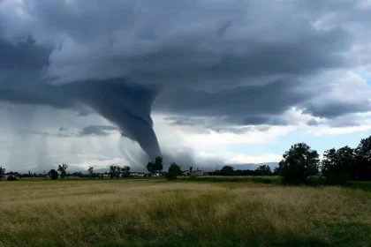 Tornado Se Formando Sobre Terras Agrícolas,/ Crédito: Domenichini Giuliano (Shutterstock)