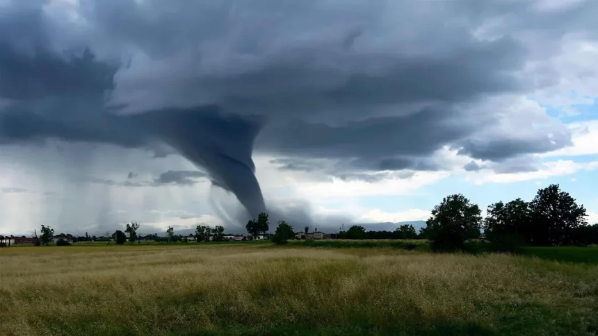 Tornado Se Formando Sobre Terras Agrícolas,/ Crédito: Domenichini Giuliano (Shutterstock)
