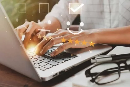 Pessoa Digitando Uma Avaliação - Imagem: Opat Suvi/Shutterstock
