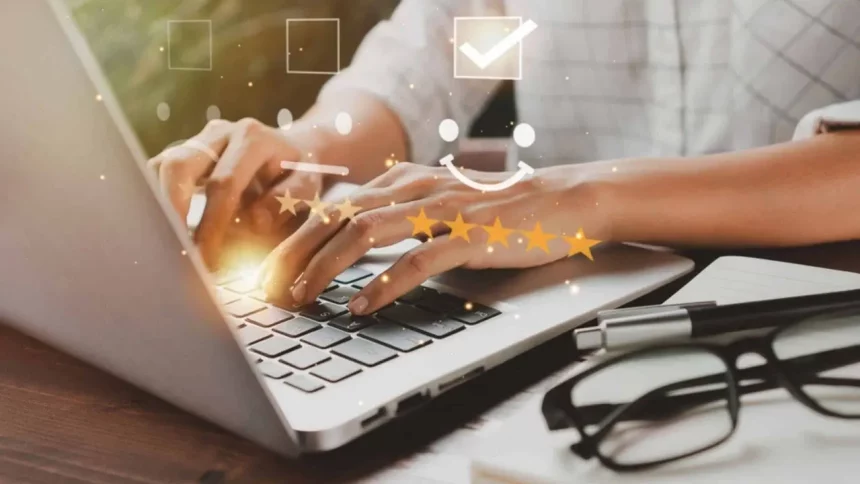 Pessoa Digitando Uma Avaliação - Imagem: Opat Suvi/Shutterstock