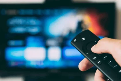 Tv Reproduzindo Streaming Via Fire Stick Da Amazon (Reprodução: Glenn Carstens-Peters/Unsplash)