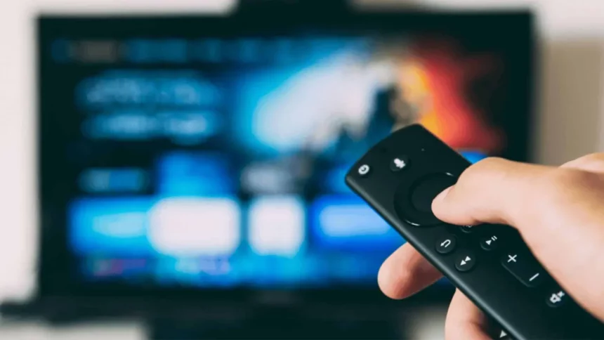 Tv Reproduzindo Streaming Via Fire Stick Da Amazon (Reprodução: Glenn Carstens-Peters/Unsplash)