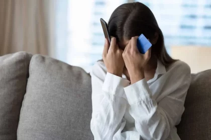 Mulher Desesperada Ao Telefone Ao Sofrer Um Golpe / Crédito: Fizkes(Shutterstock / Divulgação)