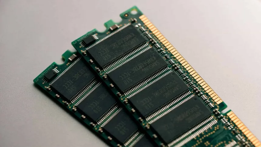 Um Par De Memória Ram: Peças De Hardware Essenciais Para O Pc (Reprodução: Harrison Broadbent/Unsplash)