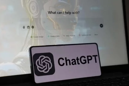 Chatgpt Em Um Celular E Também Aberto Em Um Computador - Imagem: Rky Photo/Shutterstock