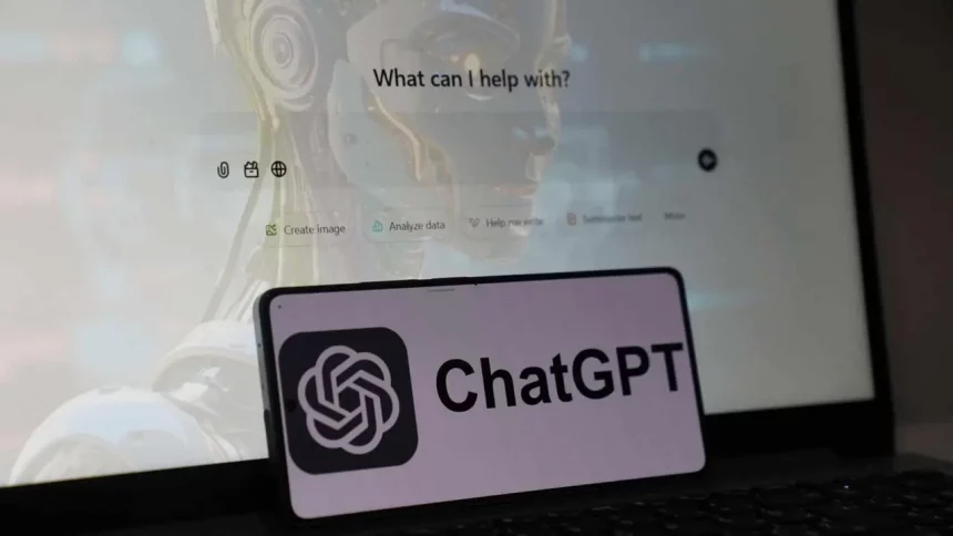 Chatgpt Em Um Celular E Também Aberto Em Um Computador - Imagem: Rky Photo/Shutterstock