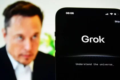 Ferramenta Grok Sendo Aberta Em Um Celular - Imagem: Miss.cabul/Shutterstock