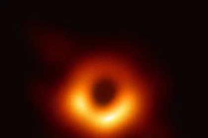 A Primeira Imagem De Um Buraco Negro Já Capturada Pela Humanidade Mostra Um Anel De Plasma Girando Em Torno De M87.* (Imagem: Event Horizon Telescope)