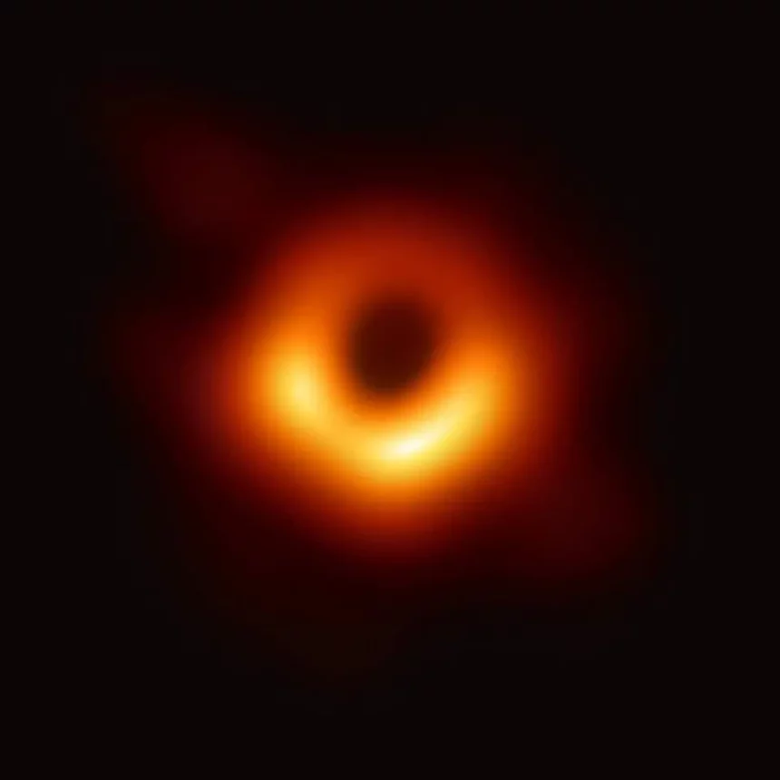 A Primeira Imagem De Um Buraco Negro Já Capturada Pela Humanidade Mostra Um Anel De Plasma Girando Em Torno De M87.* (Imagem: Event Horizon Telescope)