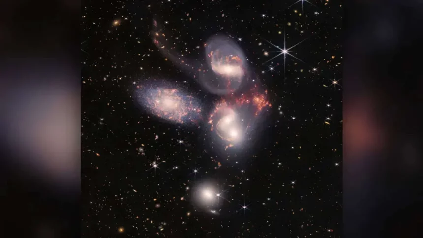 O Quinteto De Stephan É Uma Fusão De Quatro Galáxias (Com Uma Quinta Galáxia Bombardeando A Ação) No Universo Local. Pesquisadores Acabaram De Usar O Jwst Para Encontrar Um Acúmulo Semelhante No Universo Antigo, Apenas 800 Milhões De Anos Após O Big Bang (Imagem: Nasa, Esa, Csa E Stsci)