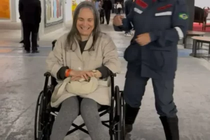 Atriz De 'História De Amor', Regina Duarte Se Explicou Após Deixar Evento Usando Cadeira De Rodas.