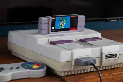 Console Super Nintendo Antigo Com Controle E Televisão Ao Fundo. / Crédito: Advtp (Shutterstock/Reprodução)
