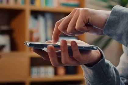 Pessoa Utilizando Um Recurso Parecido Com O Sandbox No Celular - Imagem: Divulgação/Google