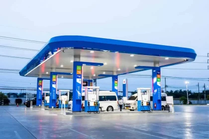 Posto De Combustível - Imagem: Kampol Jongmeesuk / Shutterstock.com