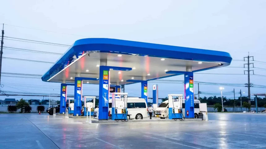 Posto De Combustível - Imagem: Kampol Jongmeesuk / Shutterstock.com