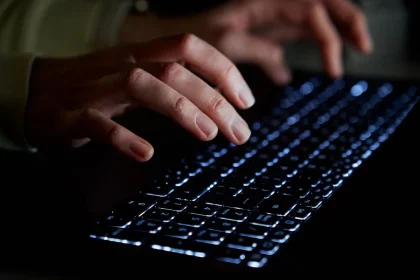 Pessoa Digitando No Teclado Do Notebook / Crédito: Lazy_Bear (Shutterstock/Reprodução)