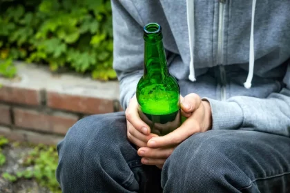 Álcool: Levantamento Nacional Mostra Alta Entre Adolescentes E Excesso Em Adultos (Imagem: Sabphoto / Shutterstock)