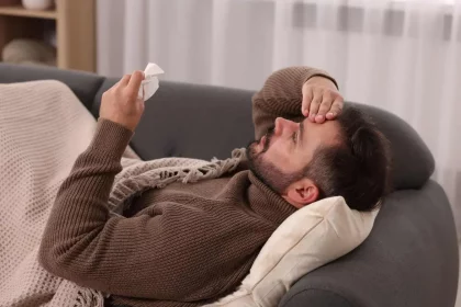 Homem Doente Deitado No Sofá (Imagem: New Africa/Shutterstock)