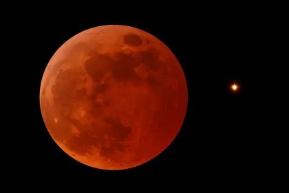 Representação Artística Da &Quot;Lua De Sangue&Quot; Com O Planeta Saturno Brilhando Em Amarelo Ao Lado. Crédito: Imagem Gerada Por Ia/Chatgpt