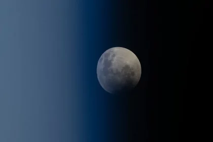 Lua Parece Estar &Quot;Amassada&Quot; Em Foto Tirada Por Astrnauta A Bordo Da Iss. Cédito: Zena Cardman/Nasa