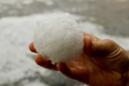 Pedras De Gelo Do Tamanho De Bolas De Golfe Caem Do Céu Nas Supertempestades De Granizo Que Ocorrem No Verão Em Alberta, No Canadá. Crédito: Happy Owl - Shutterstock