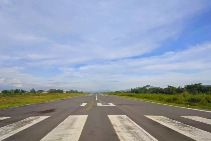 Faixas Brancas Paralelas Em Uma Pista De Aeroporto - Imagem: Anna.kateryna/Shutterstock