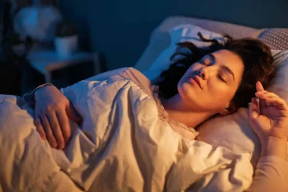 A Mulher Dorme Em Paz No Quarto À Noite. / Crédito: Yuganov Konstantin (Shutterstock/Reprodução)