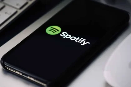 Aplicativo Spotify No Celular - Imagem: Nikkimeel/Shutterstock
