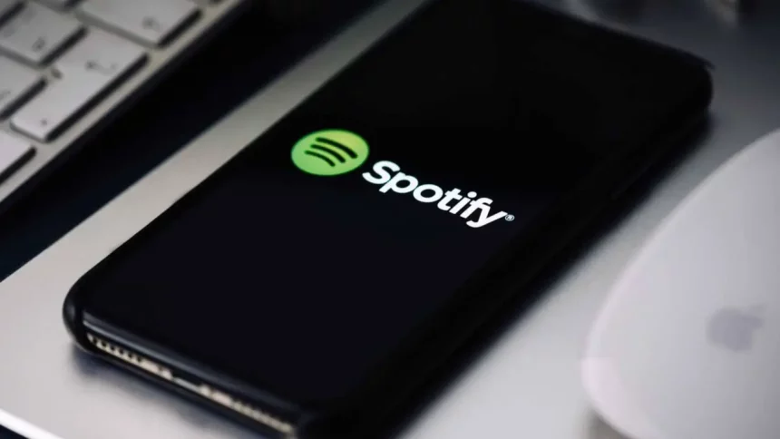 Aplicativo Spotify No Celular - Imagem: Nikkimeel/Shutterstock