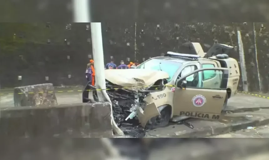 Dois Pms Ficam Em Estado Grave Após Baterem Viatura Em Poste Na Bahia.