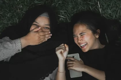 Meninas Rindo (Reprodução: Muhamad Iqbal Akbar/Unsplash)