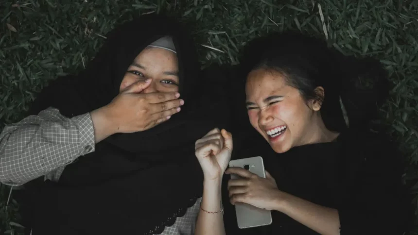 Meninas Rindo (Reprodução: Muhamad Iqbal Akbar/Unsplash)