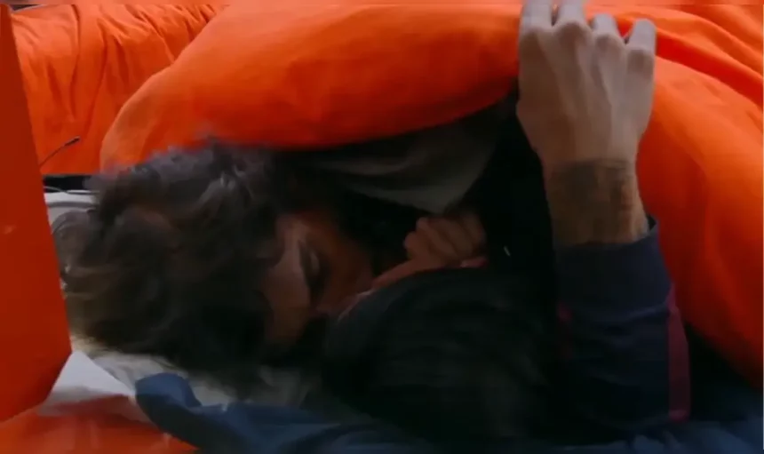 Casal Trocou Carícias Debaixo Dos Lençóis Após Festa De Sexta-Feira (25). Casal Trocou Carícias Debaixo Dos Lençóis Após Festa De Sexta-Feira (25).