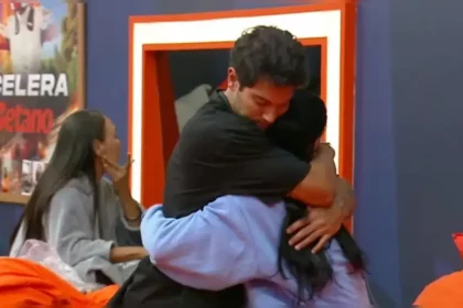 Peões Não Disfarçaram Carinho Durante Despedida.  Peões Não Disfarçaram Carinho Durante Despedida. 