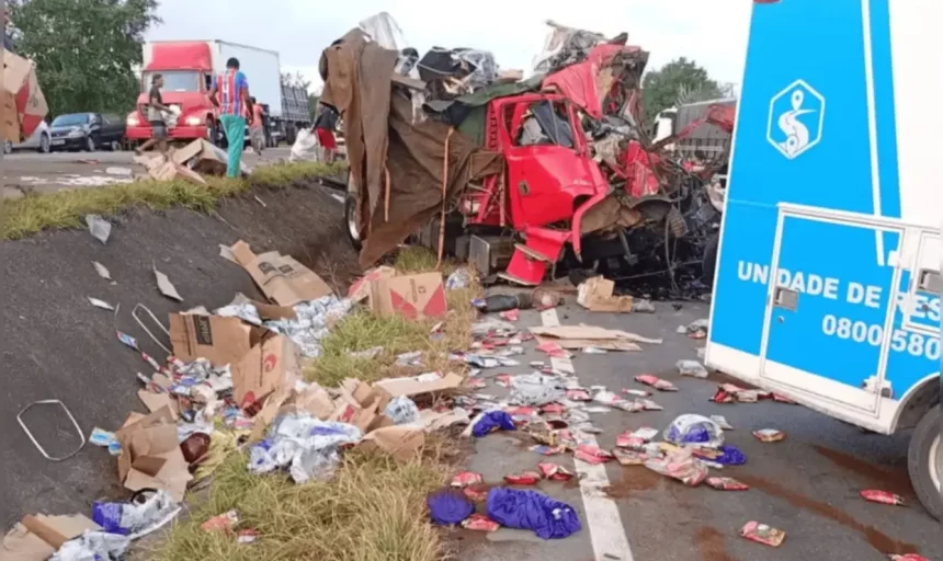 Duas Pessoas Morrem Após Batida Entre Caminhões Na Br-116. ​