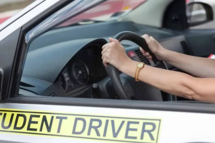 Aluno Em Um Carro De Autoescola - Wellphoto/Shutterstock