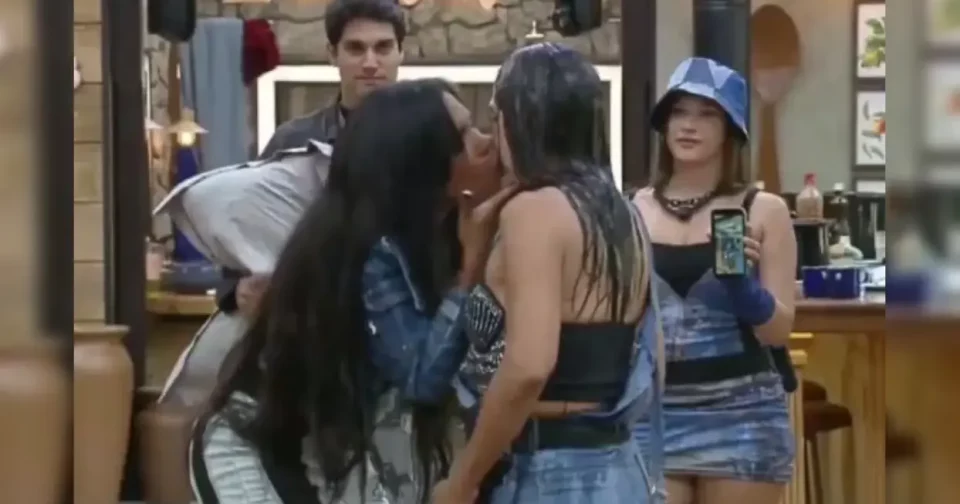 A Fazenda 17: Carol Beija Yoná E Pode Ser Expulsa; Vídeo. Reprodução/Record Plus A Fazenda 17: Carol Beija Yoná E Pode Ser Expulsa; Vídeo. Reprodução/Record Plus