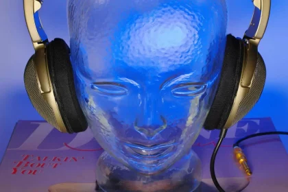 Com Fones De Ouvido Com Dolby Atmos, O Som Não Acontece Apenas Nos Seus Ouvidos, Acontece Ao Seu Redor Como Uma Experiência De Áudio Tridimensional Que Transforma Como Você Ouve Música, Assiste Filmes E Joga (Imagem: Immo Wegmann / Unsplash)