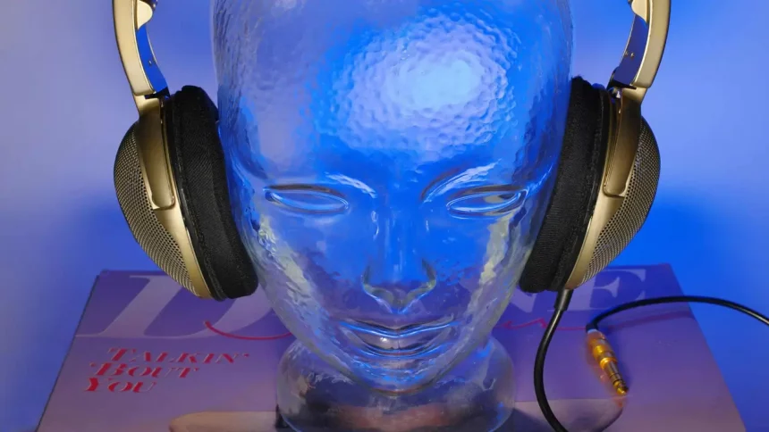 Com Fones De Ouvido Com Dolby Atmos, O Som Não Acontece Apenas Nos Seus Ouvidos, Acontece Ao Seu Redor Como Uma Experiência De Áudio Tridimensional Que Transforma Como Você Ouve Música, Assiste Filmes E Joga (Imagem: Immo Wegmann / Unsplash)